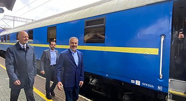 Bakan Fidan, trende gazetecilerin sorularını cevapladı