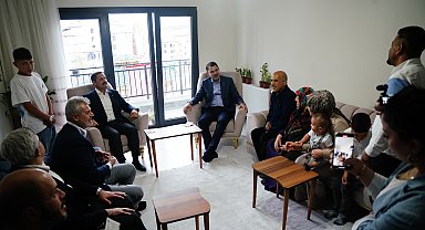 Bakan Kurum, Hatay'da evlerinin yapımı tamamlanan depremzede aileye misafir oldu