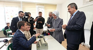 Bakanlar Tekin ve Göktaş'tan, görme engelli öğrencilere ziyaret