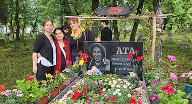 Balıkesir'de bir yıl önce bıcaklanarak öldürülen kurye, mezarı başında anıldı; Törene Mattia Ahmet Minguzzi'nin annesi de katıldı