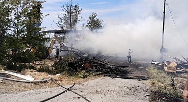Balıkesir'de kereste deposunda çıkan yangın, bitişikteki atölyeye sıçradı