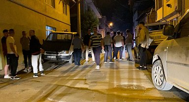 Balta ile sokaklarda dehşet saçan alkollü maganda, polis uyarı ateşiyle yakaladı; o anlar kamerada