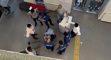 Bankada şube müdürüne bıçak çeken şüpheli suçüstü yakalandı