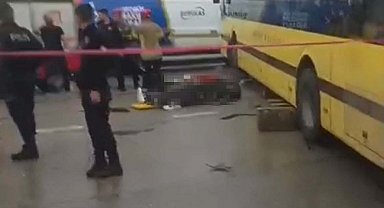 Belediye otobüsüne çarpan motosikletin sürücüsü öldü