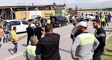 Beton mikserinin çarptığı araçlar hurdaya döndü, sürücü yaralandı