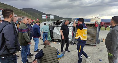 Bingöl'de otomobil ile kamyonet çarpıştı; 7 yaralı