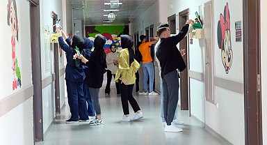 Bingöl'de üniversite öğrencileri, hastane duvarlarını çocuklar için boyadı