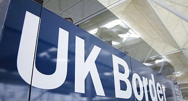 Birleşik Krallık'a göç edenlerin sayısı 2024'te yarı yarıya azaldı