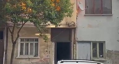 Bitişik 3 ev yandı; 2 itfaiye eri yaralandı