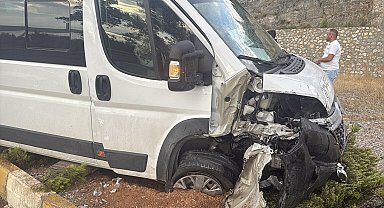 Bodrum'da servis minibüsü ile otomobil çarpıştı; 15 yaralı