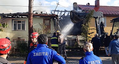 Bolu'da 2 ev, 1 depo yandı