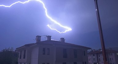 Bolu'da yıldırım düşme anları kameralarda