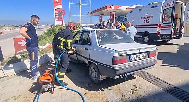 Bordür taşına çarpan otomobilin sürücüsü yaralandı