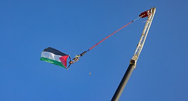 Bungee jumping yapan kişi 70 metre yükseklikte Filistin bayrağı açtı