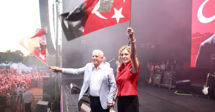 Bursa’da 19 Mayıs coşkusu ‘Mor ve Ötesi’ ile zirve yaptı