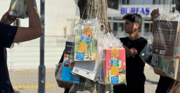 Bursa’da ağaçlar ‘kitap’ açtı