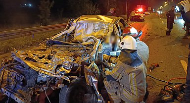 Bursa'da, çarptığı kamyonun altına giren otomobilin sürücüsü ağır yaralandı