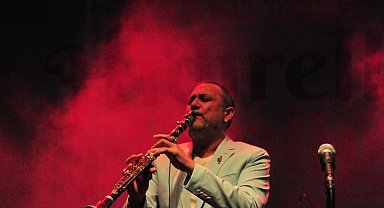 Bursa'da Hıdırellez şenlikleri kapsamında Hüsnü Şenlendirici sahne aldı