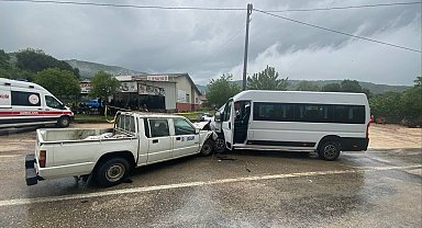 Bursa'da kamyonet ile yolcu minibüsü çarpıştı: 1 ölü, 2 yaralı