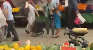 Bursa'da lodos yaşamı olumsuz etkiledi; pazar tezgahları devrildi