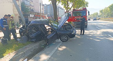 Bursa'da otomobil aydınlatma direğine çarptı: 1'i ağır, 2 yaralı