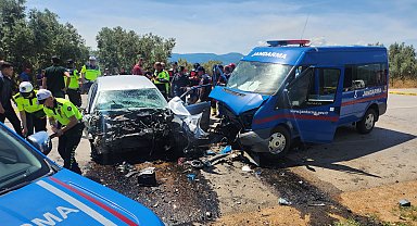 Bursa'da otomobil ile jandarma minibüsü çarpıştı; 1 ölü, 2 yaralı