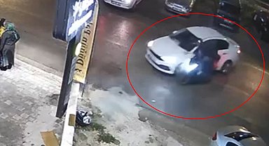 Bursa'da otomobil ile motosikletin çarpışması kamerada; 1 yaralı