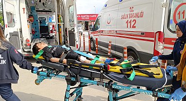 Bursa'da, otomobilin çarptığı motosikletteki 3 kişi yaralandı