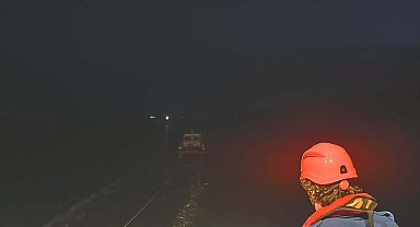 Çanakkale Boğazı'nda sürüklenen tekne kurtarıldı