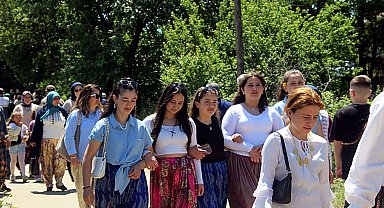 Çanakkale'de 'Aşıklar Sokağı' gençlerle doldu