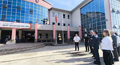 Çatısı yanan okulda eğitime 2 gün ara verildi