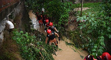 Çin'de heyelan: 10'dan fazla kişi mahsur kaldı