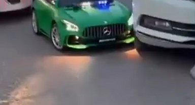 Çocuğun kullandığı akülü araca otomobilin çarptığı kaza kamerada