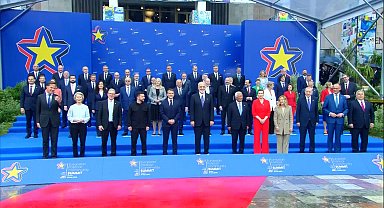 Cumhurbaşkanı Erdoğan, Avrupa Siyasi Topluluğu Zirvesi aile fotoğrafı çekimine katıldı