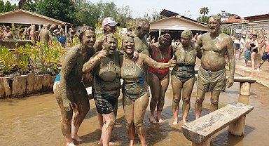 Dalyan'daki çamur banyosu turistlerin ilgi odağı oldu