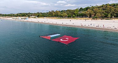 Denizde Türk ve Filistin bayraklarıyla destek mesajı