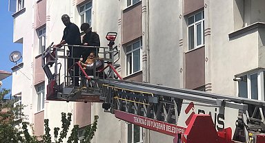 Depo yangınında binada mahsur kalanlar, itfaiyenin merdivenli araçlarıyla kurtarıldı