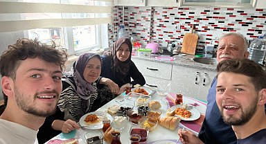 Depremzedeler için Türkiye'ye gelen 2 Fransız'ı evinde ağırladı