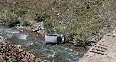 Dereye yuvarlanan hafif ticari aracın sürücüsü öldü