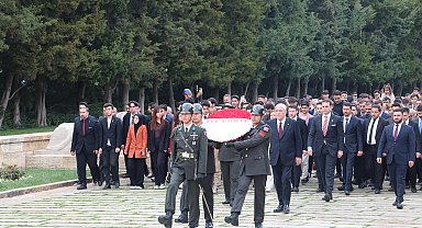 Dervişoğlu, gençlerle birlikte Anıtkabir'i ziyaret etti