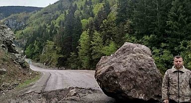 Dev kaya parçası yola düştü, arkadaş grubu son anda kurtuldu; olay sonrası kamerada