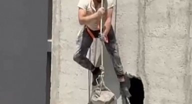 Devrilen iskeleden düşen işçi emniyet halatıyla kurtuldu