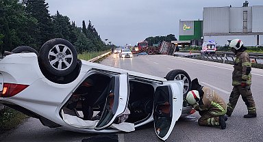 Devrilen kamyondan dökülen tomruklara çarpan otomobil takla attı