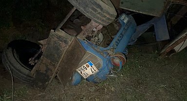Devrilen traktörün altında kalan sürücü öldü