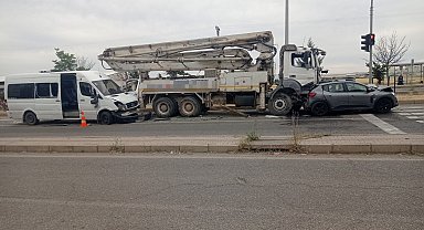 Diyarbakır'da 3 araç kazaya karıştı; 11 yaralı