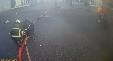 Diyarbakır'da, oto sanayi sitesindeki bir iş yerinde patlama sonrası yangın; olay anı kamerada