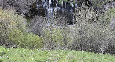 Doğa harikası şelaleye 'çöp' gölgesi