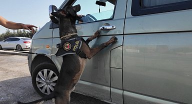 Dronla tespit edilen araçtan 38 bin 464 adet sentetik ecza hap çıktı