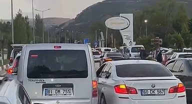 Düğün konvoyunda tehlikeli inatlaşma