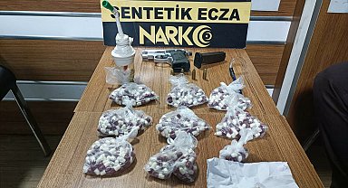 Durdurulan otomobilde 479 sentetik hap ele geçirildi: 5 gözaltı